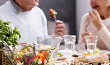 از عوارض نوشیدن آب همراه غذا چه می‌دانید؟