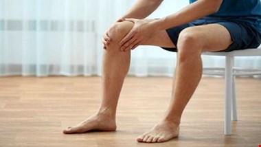 چرا وقتی می نشینم، زانوهایم خشک می شود؟ + علل و درمان