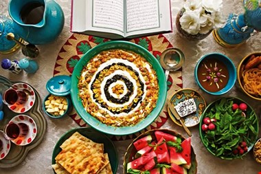 مصرف مواد قندی‌ و‌ شیرین در وعده‌ افطار را کاهش دهید